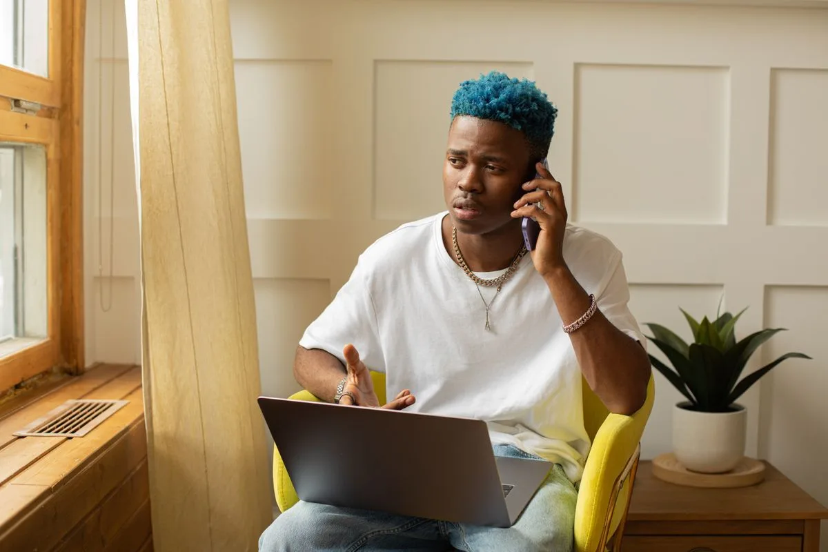 Applying online for small loans Toronto by laptop and phone